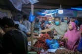 Antisipasi Kabut Asap, Wawako Pekanbaru Bagikan 2.000 Masker di Pasar Cik Puan