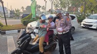 Kualitas Udara Memburuk, Polisi Sebar Ribuan Masker ke Warga