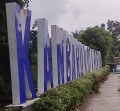 Diterjang Hujan Deras, Ikon Tulisan 