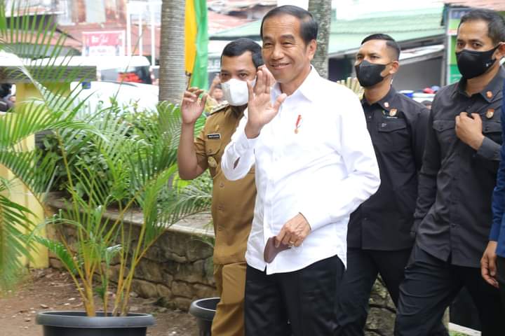 Pj Walikota Pekanbaru Dampingi Presiden Jokowi Saat Berkunjung Ke Pasar Bawah