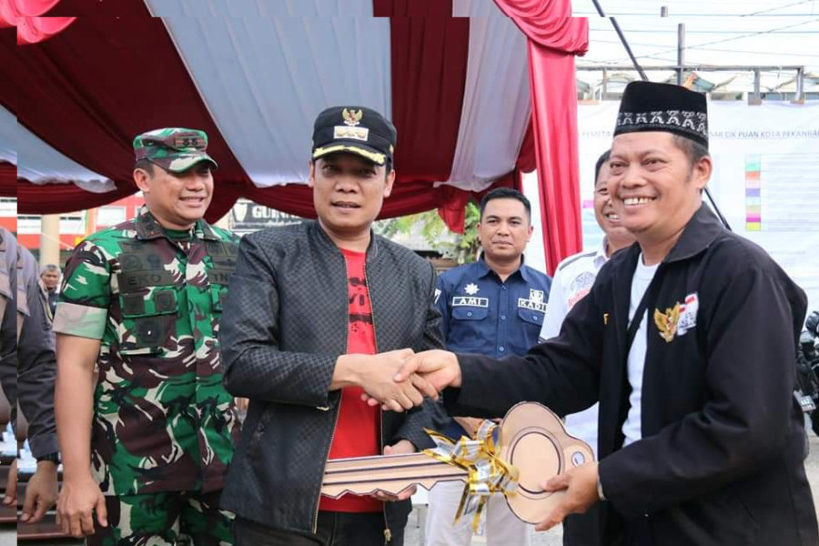 Serahkan Kunci Kios Pasar Cik Puan, Pj Wali Kota Muflihun Ingatkan Pedagang Jaga Kebersihan Lingkungan