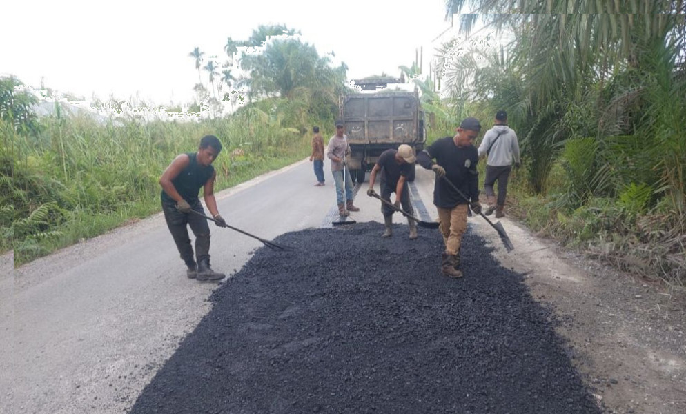 Pemprov Riau Perbaiki Empat Ruas Jalan di Inhu dan Inhil