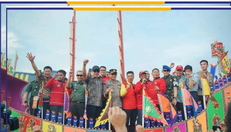 Puncak Ritual Kapal Tongkang Rohil Disaksikan Puluhan Ribu Wisatawan