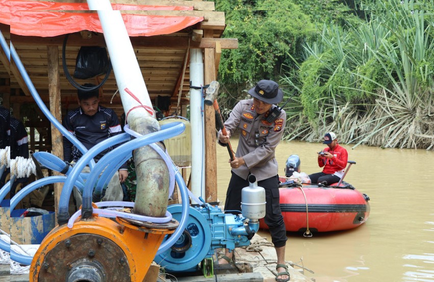 Berantas PETI, Tim Gabungan Musnahkan 145 Rakit Tambang Ilegal di Sungai Kuantan