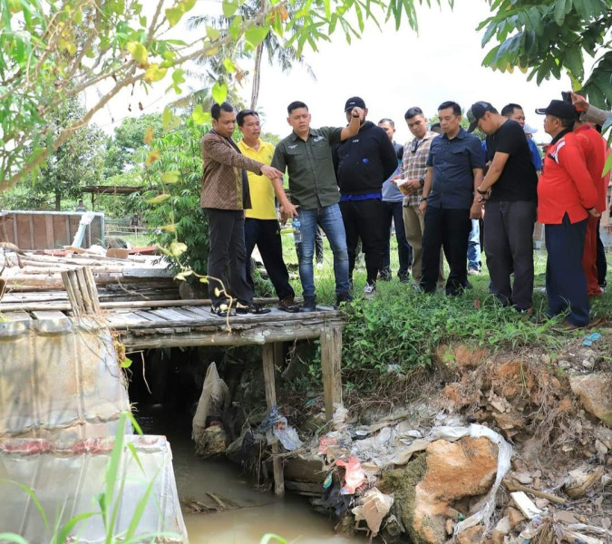 Drainase Kelurahan Pebatuan Dinormalisasi, PUPR Pekanbaru Dampingi Pj Wali Kota Lakukan Peninjauan