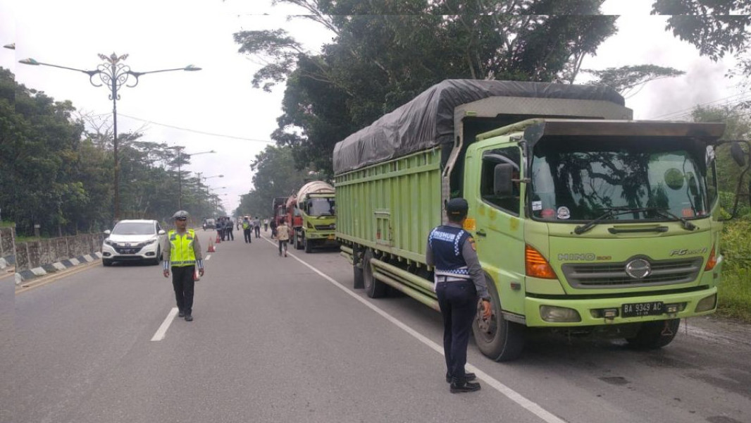 Tim Gabungan Tilang 86 Truk di Kampar