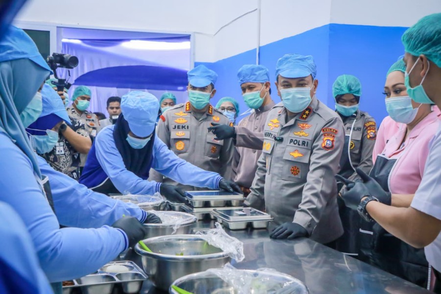 Usai Diresmikan Kapolda Riau, Wako Meninjau Langsung SPPG Polresta Pekanbaru I