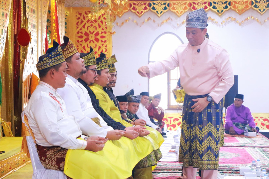 Wawako Pekanbaru Hadiri Tradisi Tepuk Tepung Tawar untuk DPRD 2024-2029
