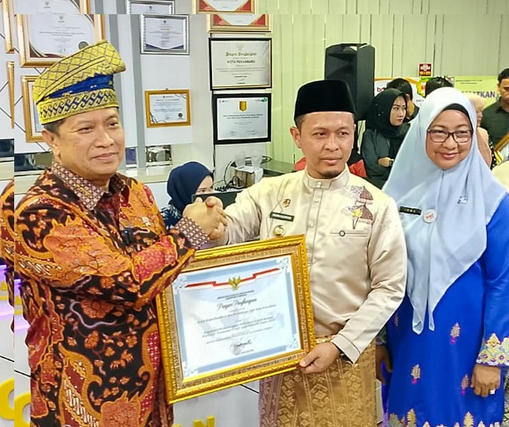 Disdukcapil Pekanbaru Terima Penghargaan Pelayanan Prima Dari Kemenpan RB