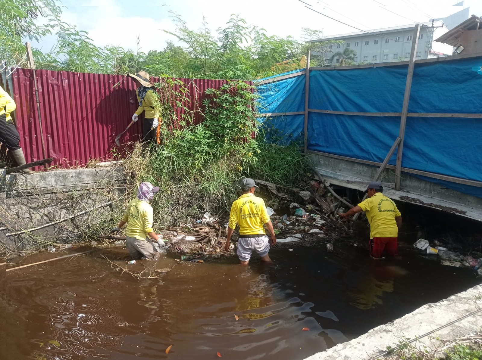 Dinas PUPR Bersihkan Drainase Jalan Arifin Ahmad