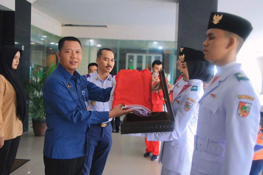 Sekdako Pekanbaru Terima Duplikat Bendera Merah Putih Pusaka