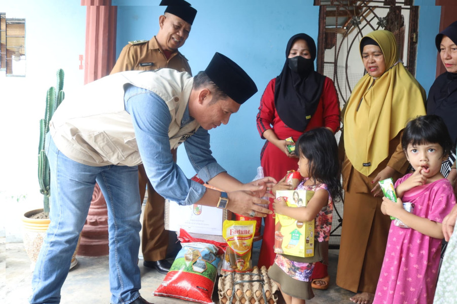 Fokus Penanganan Stunting, Kepala Bapenda Pekanbaru Salurkan Bantuan di Kelurahan Pesisir