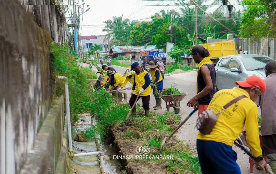 Bersihkan Drainase Jalan Bakti, Dinas PUPR Pekanbaru Terjunkan Pasukan Kuning