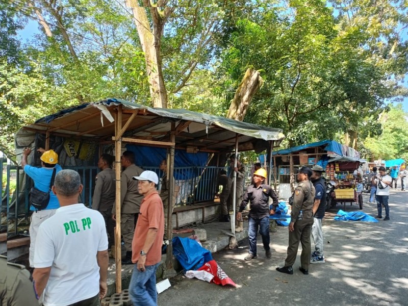 Satpol PP Bongkar Puluhan Lapak Liar di Kawasan Taman Kota