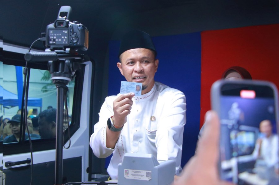Mudahkan Administrasi Warga, Wali Kota Pekanbaru Luncurkan Mobil Cetak KTP Keliling