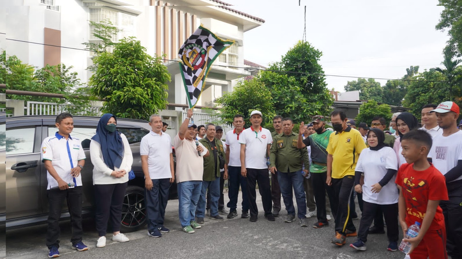 Kadis DLHK Bersama Camat Pekanbaru Kota Lepas Gerak Jalan Santai