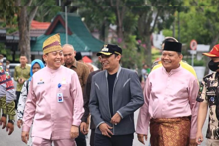 Meriahkan HUT Pekanbaru, Pj Wali Kota Turun Langsung Iringi Kirab dan Display Drumband IPDN