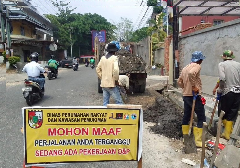 Dinas Perkim Bersihkan Drainase di Kecamatan Senapelan