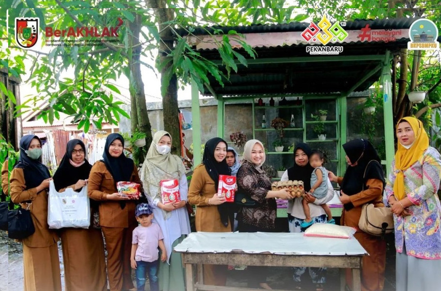 Peduli Anak Stunting, Ketua Dharma Wanita BKPSDM Kota Pekanbaru Salurkan Bantuan Paket Sembako