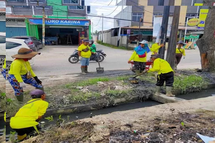 Tim Pasukan Kuning PUPR Pekanbaru Bersihkan Drainase Jalan Tuanku Tambusai