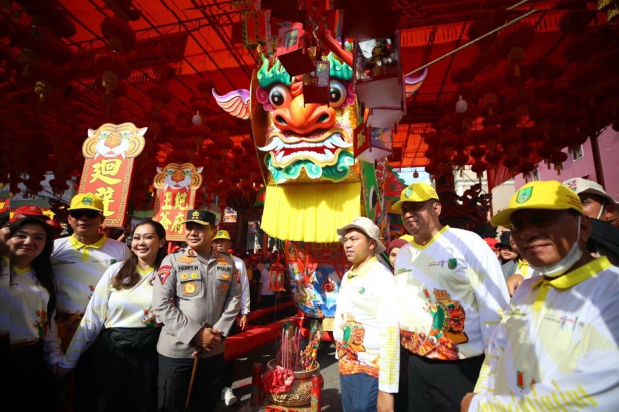 Perekat Persatuan dan Budaya, Gubernur Riau Saksikan Festival Bakar Tongkang 2025