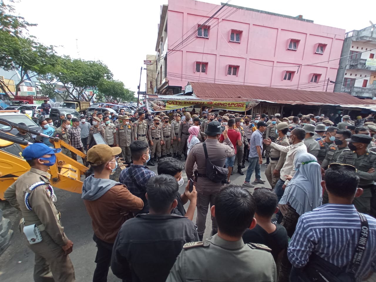 Nyaris Bentrok, Petugas Gabungan Satpol-PP Pekanbaru Tetap Bersihkan Jalan Agus Salim Dari Lapak PKL