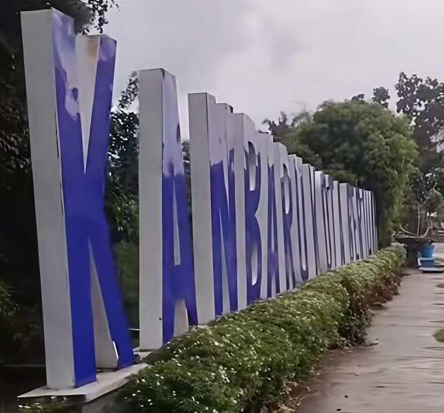 Diterjang Hujan Deras, Ikon Tulisan 