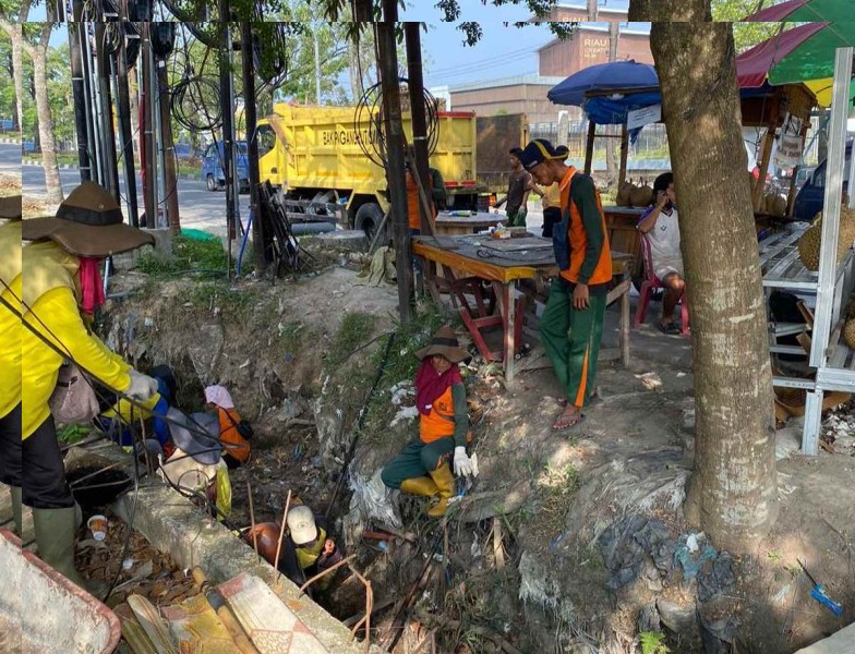 Drainase Tersumbat Kulit Durian, Pemko Pekanbaru Tegur Pedagang di Arifin Ahmad