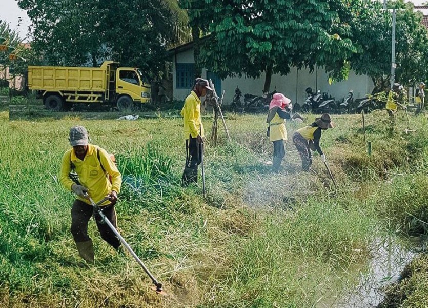 Drainase Jalan Punai Dibersihkan Pasukan Kuning