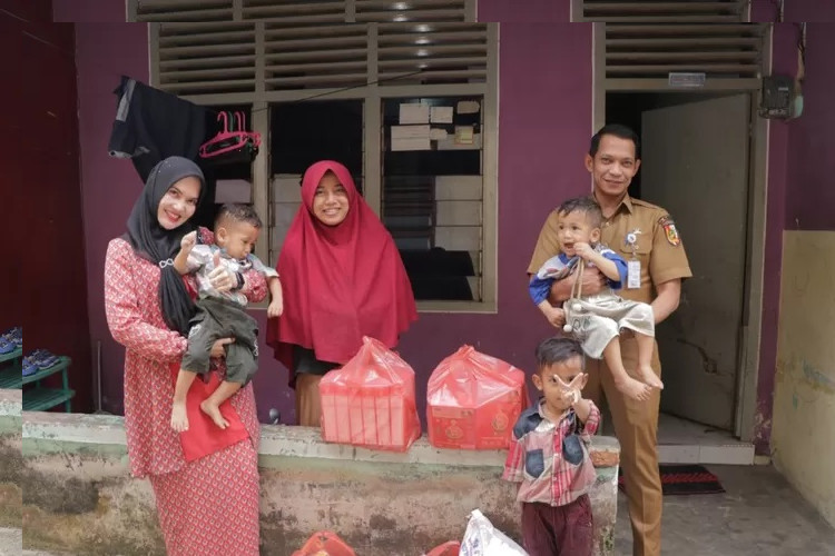 Tekan Tangkes, Kepala Dinas Perkim Pekanbaru Turun Salurkan Bantuan