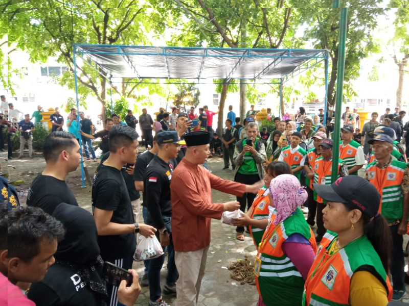 Dishub Dan PT YSM Salurkan Daging Kurban Untuk Ribuan Jukir Di Pekanbaru