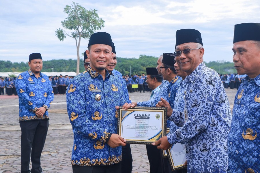 Belasan ASN Purna Tugas Terima Piagam Penghargaan Dari Pemko Pekanbaru