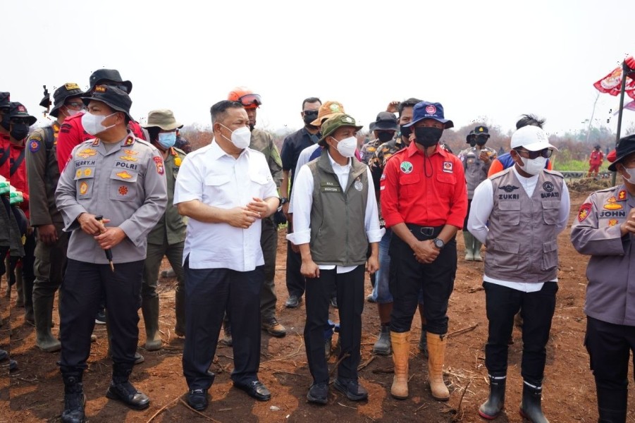 Plt Gubri SF Hariyanto dan Menhut Raja Juli Cek Pemadaman Gambut Kerumutan