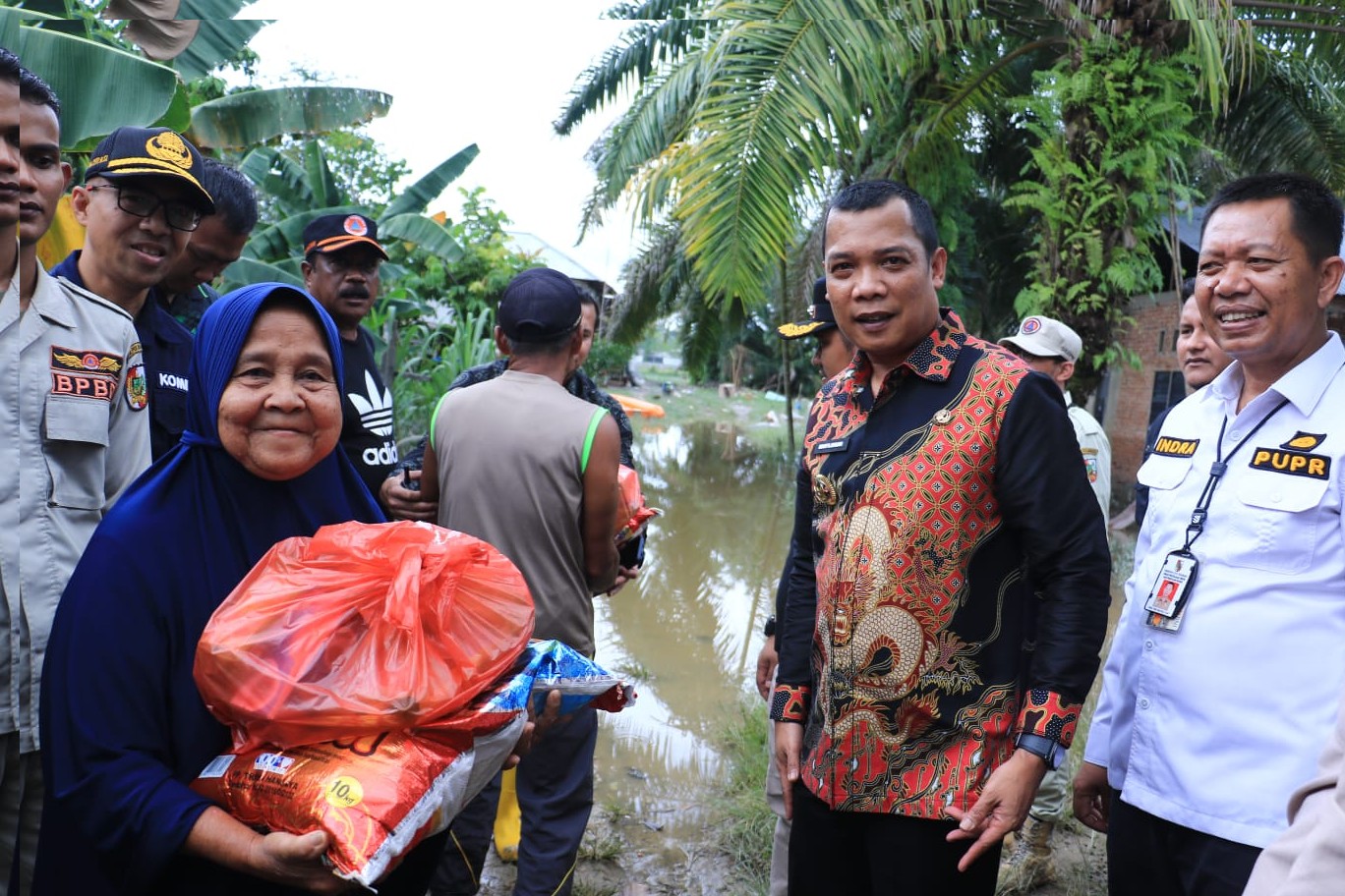 Tinjau Lokasi, Pj Wali Kota Salurkan Bantuan ke Korban Banjir di Bantaran Sungai Sail