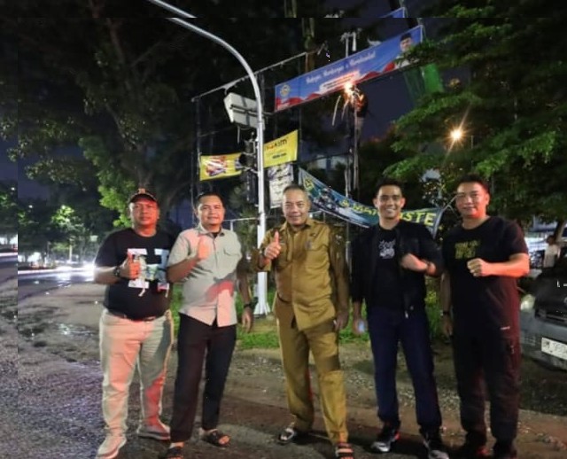 Bapenda Pekanbaru Tertibkan Tiang Reklame Liar di Jalan Tuanku Tambusai