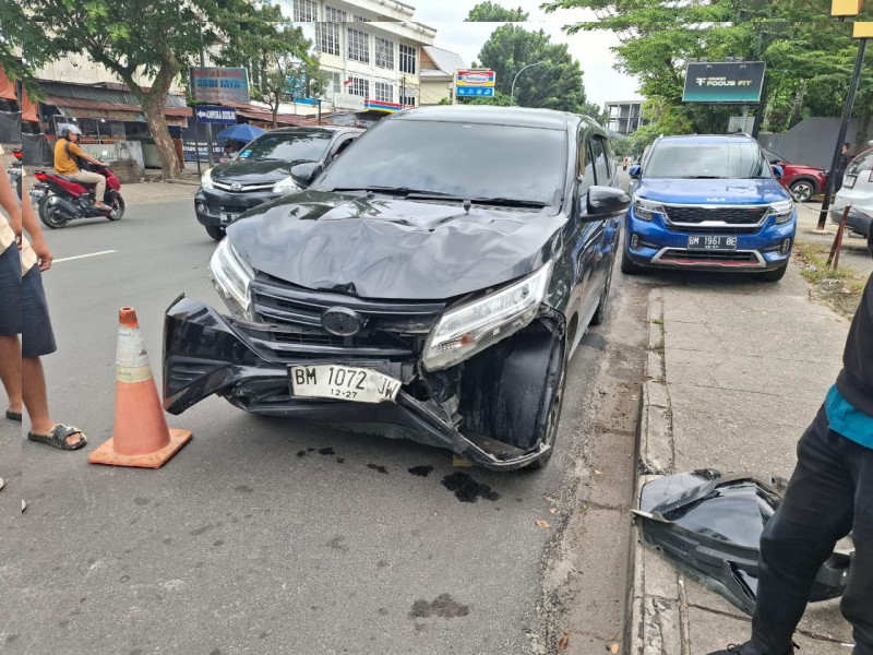 Diduga Tidak Konsentrasi, Pemotor Luka-luka Terseret Mobil