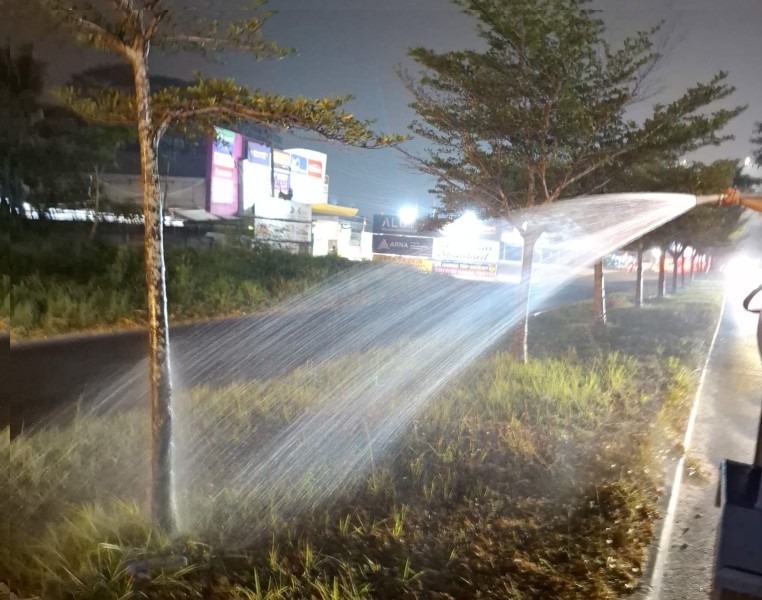 Tanaman Terancam Layu, DLHK Pekanbaru Siram Tanaman 4 Kali