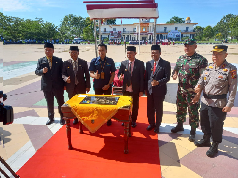 Bupati Rohil Pimpin Upacara Peringatan Hari Otonomi Daerah ke-27 dan Hardiknas 2023