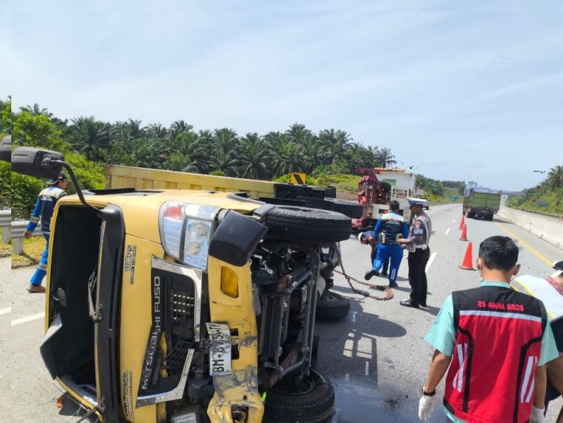 Sopir Ngantuk, Pajero Sport Tabrak Truk Box di Tol Hingga Terguling