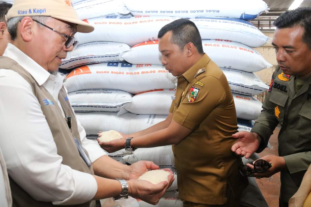 Pastikan Ketersediaan Sembako, Pj Walikota Pekanbaru Tinjau Gudang Bulog