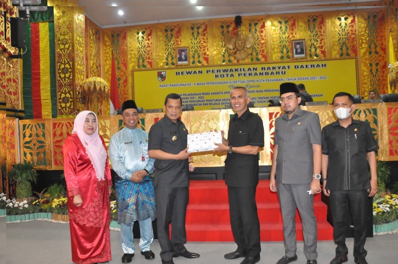 Pj Walikota Serahkan Raperda Pertanggungjawaban Pelaksanaan APBD TA 2021