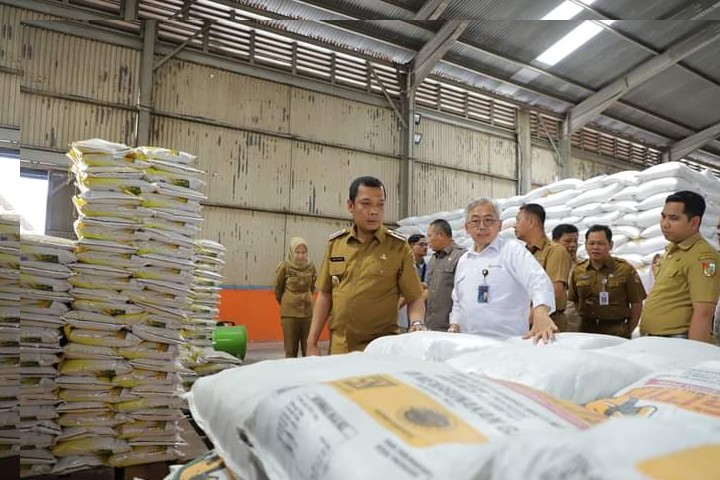 Indikasi Harga Beras Akan Naik, Pj Walikota Pekanbaru Tinjau Gudang Bulog