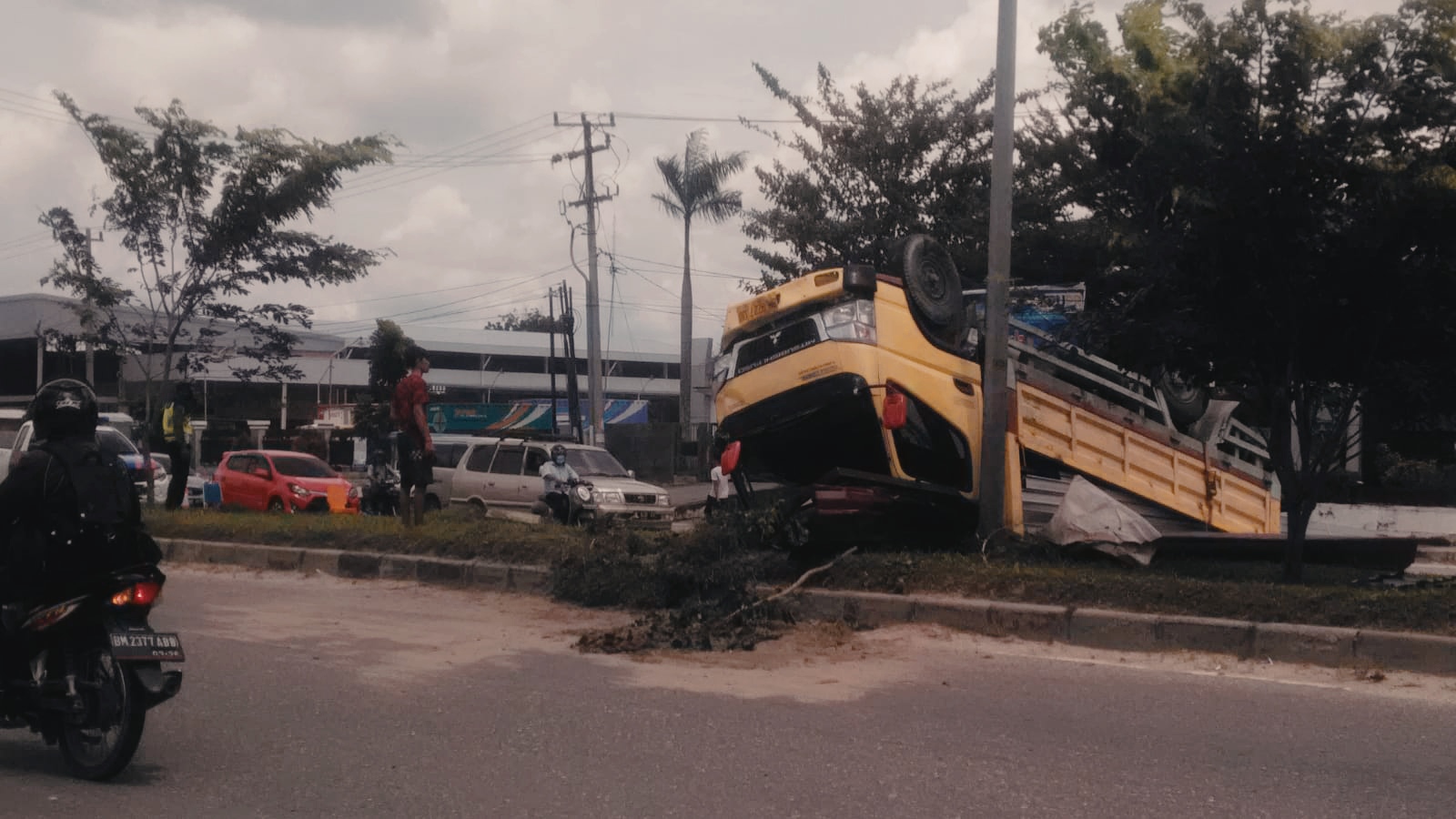 Truk Muatan Baja Ringan Terguling, Ini Penjelasan Kasat Lantas Polresta Pekanbaru