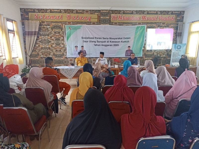 Dinas Perkim Sosialisasikan Daur Ulang Sampah di Kawasan Kumuh Meranti Pandak