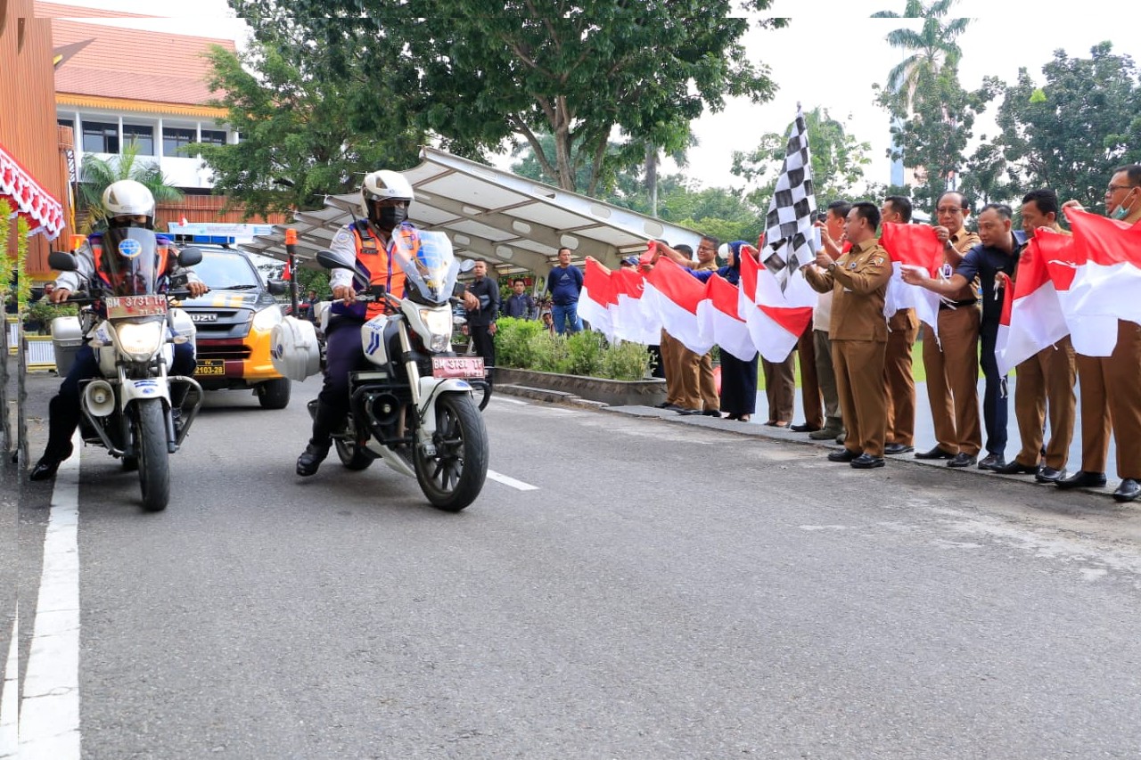 Sekdako Pekanbaru Lepas Tim Satgas Merah Putih, Sebar 10 Ribu Bendera ke Warga