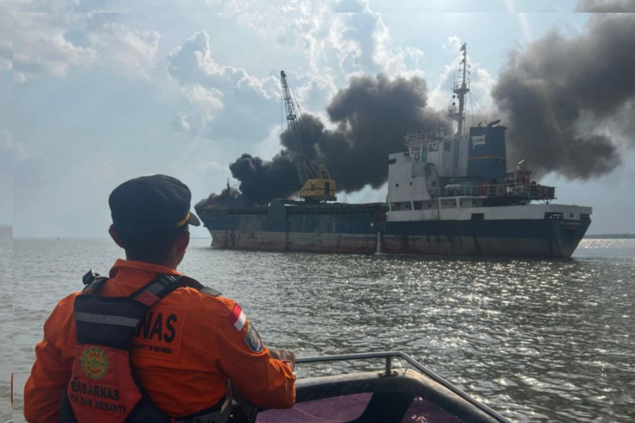 Kapal Bermuatan Sagu Terbakar di Perairan Kepulauan Meranti