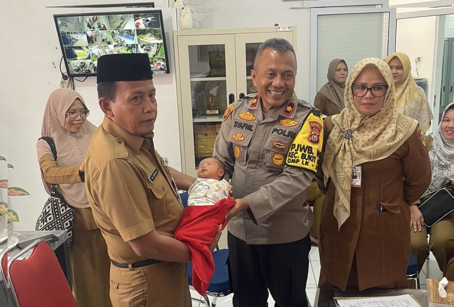 Polsek Bukit Raya Bersama Puskesmas Simpang Tiga Serahkan Bayi Terlantar ke Dinas Sosial