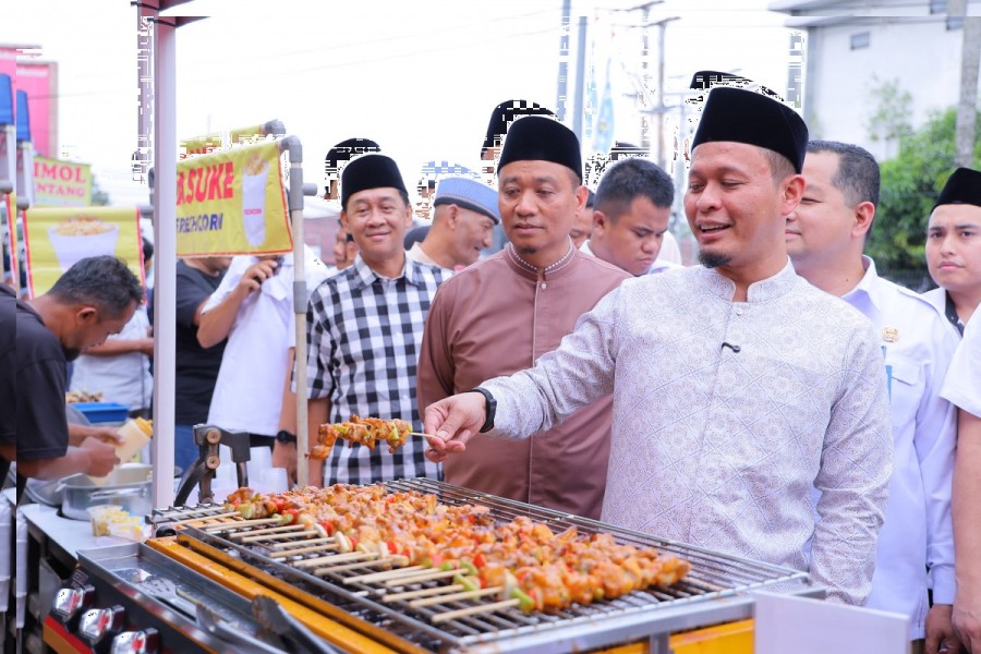 Berbagi di Bulan Suci, Wali Kota dan Wawako Borong Takjil di Pasar Ramadan