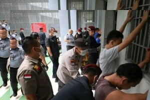 Petugas Lapas Pekanbaru Razia Blok Hunian dan Tes Urin Warga Binaan