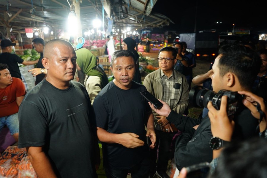 Pantau Harga Pangan, Gubri Tinjau Pasar Induk AKAP Dini Hari